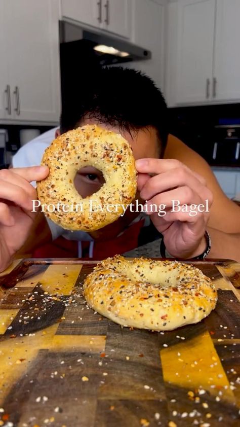 Healthy, Delicious Protein Everything Bagel!💪 #LowCalorieHighProteinMeals Protein Bagels, Gif Food, Breakfast Buns, Bread Head, Morning Meals, Prep Food, Protein Food, Easy Healthy Meal Prep, High Protein Snacks