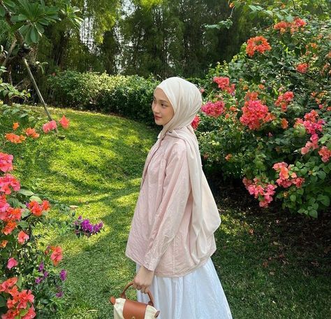 Soft Girl Aesthetic Outfit Hijab, Pastel Hijab Outfit, Feminine Hijabi, Pastel Hijab, Pink Hijab Outfit, Aesthetic Outfits Hijab, Soft Girl Aesthetic Outfit, Pink Hijab, Aesthetic Hijab