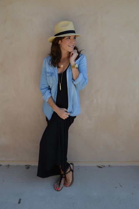 Summer Travel: 3 Dresses for 3 Cities! Here's my outfit for Rome... perfect for visiting Vatican. Maxi dress by Vince, chambray shirt by JCrew. Chambray Shirt Outfits, Sukienki Maksi, Camisa Jeans, Maxi Rok, Looks Chic, Chambray Shirt, Mode Inspiration, Mode Style, Summer Travel