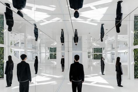 Domesticating the House of Mirrors: New Ideas for Multifunctional Spaceselledecoritalia Mirror Garden, Chinese Courtyard, Fran Silvestre, Family Park, Mirror Installation, Mirror Room, Hall Of Mirrors, Internal Courtyard, Mirror House