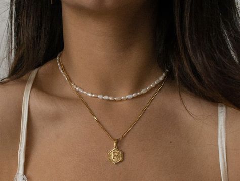 Minimal Layered Necklace, Pearl Chocker Outfit, Pearl Necklace Combo, Gold Assesories Outfit, Casual Pearl Necklace, Pearl And Gold Necklace Layering, Necklace Combos Aesthetic, Golden Necklace Aesthetic, Everyday Necklace Stack