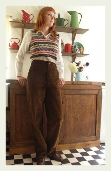 Sweater And High Waisted Jeans Outfit, Corduroy Pants 70s, Brown Outfit Inspiration, High Waisted Brown Pants Outfit, Brown Corduroy Pants Outfit 70s, High Waisted Corduroy Pants Outfit, Brown Corduroy Trousers, Brown Corduroy Trousers Outfit, Brown Trousers Outfit Winter