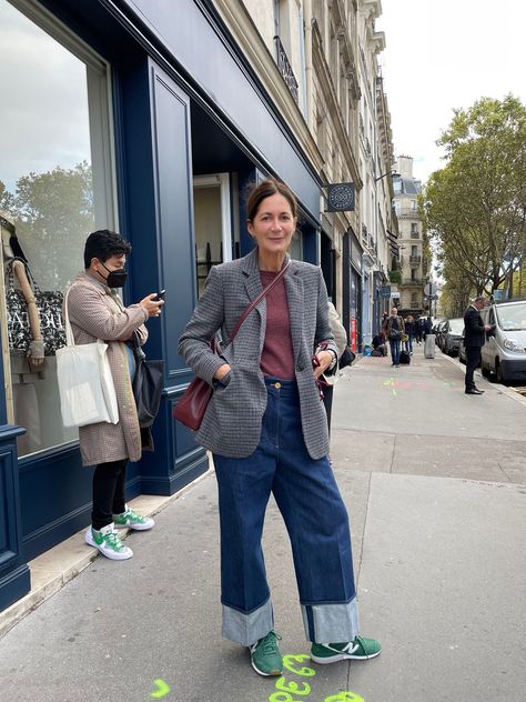 10 French Girl Sneakers for Walking All Day in Paris Cable Knit Sweater Outfit, Midlife Fashion, Girl Sneakers, Day In Paris, Office Casual Outfit, French Girl Style, Fashion Victim, Mood Board Fashion, Sneakers Outfit