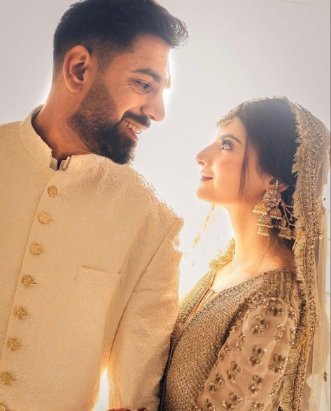 Muzna Masood Malik And Haris Rauf, Muzna Masood Malik Nikkah, Haris Rauf Wedding, Muzna Masood Malik, Haldi Pics, Brides Hairstyle, Haris Rauf, Nikkah Bride, Bride Groom Poses