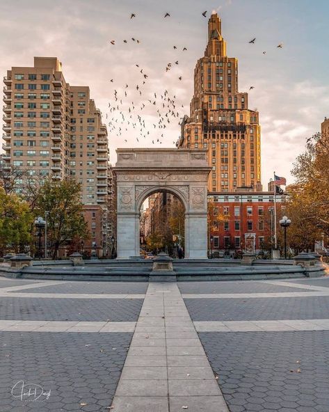 Washington Square Park, New York, New York Square Asthetic Photos, Urban Architecture Photography, Washington Square Park Nyc, Union Square Nyc, Downtown Buildings, Nyc Photos, Nyc Baby, Ny Trip, I Love Nyc