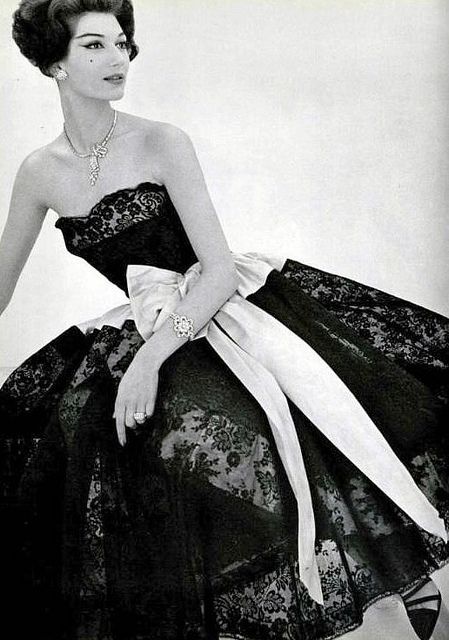 Strapless black lace and rose moire dress by Chanel, 1957 Vintage Foto's, 19 August, Mode Glamour, Moda Chanel, Glamour Vintage, Robes Vintage, Mode Chanel, 여름 스타일, Rockabilly Style