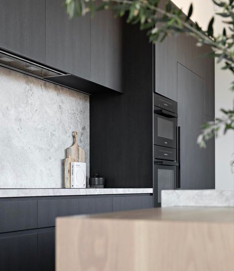 Japandi Black, Anthracite Kitchen, Home Black, Contemporary Kitchen Design, Barn Style House, Nordic Home, Kitchen Inspiration Design, Black Kitchen, Interior Stylist