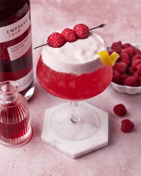 Lemon Berry Rose Bliss - Empress 1908 Gin Empress 1908 Gin, Gin Cocktail Recipes, Lemon Twist, Gin Drinks, Cocktail And Mocktail, Cocktail Garnish, Raspberry Syrup, Fresh Raspberries, Boozy Drinks