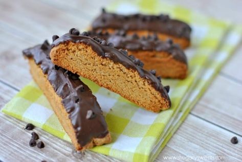 Chocolate Peanut Butter Biscotti: crunchy peanut butter biscotti topped with a generous layer of smooth chocolate! Peanut Biscotti, Peanut Butter Biscotti, Buckeye Brownies Recipe, Buckeye Brownies, Crunchy Peanut Butter, Shugary Sweets, Biscotti Recipe, Peanut Butter Desserts, Delicious Cookie Recipes