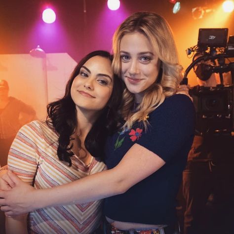 l really really wanna travel the whole world Lili And Camila, Lili Reinhart And Camila Mendes, Theater School, Cami Mendes, Kendall Jenner Street Style, Perfect Sisters, Bethenny Frankel, Camila Mendes, Riverdale Cast