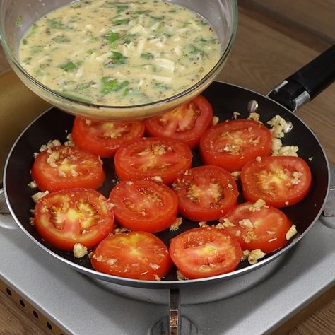 YumMakers - If you have tomatoes and eggs in your house, make this recipe that everyone will love! Fried Tomatoes And Eggs, Tomato And Eggs Breakfast, Tomato Egg Breakfast, Tomato Egg Recipe, Tomato Eggs, Tomatoes And Eggs, Divine Recipes, Egg And Tomato, Tomato Breakfast