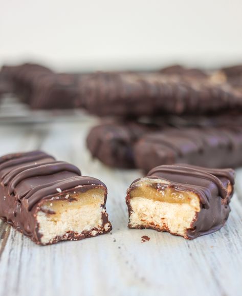 This healthy vegan twix is filled with good for you ingredients, and is also gluten-free! Enjoy this copycat version of the classic chocolate bar! Homemade Milky Way, Milky Way Bars, Amelia Freer, Homemade Twix Bars, Twix Bars, Broma Bakery, Twix Bar, Vegan Caramel, Chocolate Coating