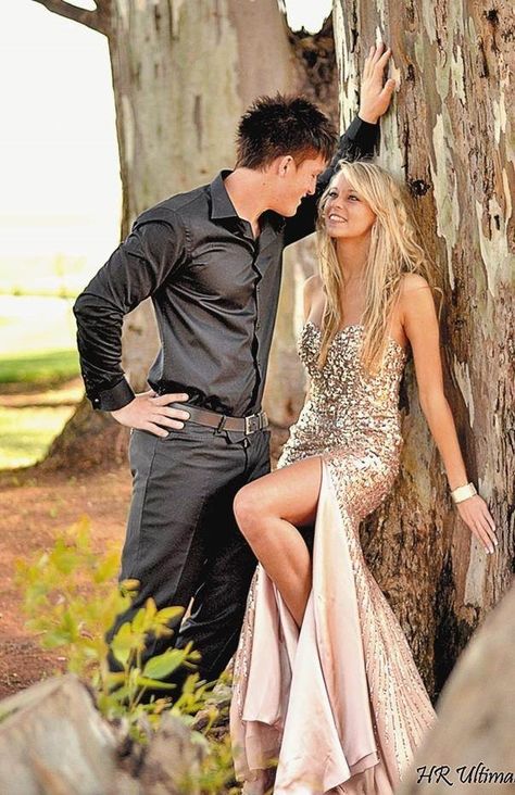 Couple Poses Matric Farewell, Couple Photography Poses For Prom, Matric Dance Couple Poses, Matricfarewell Photos, Matric Farewell Photoshoot Ideas Family, Cute Matric Farewell Photoshoot Ideas, Park Prom Pictures, Matric Dance Photo Ideas, Photo Ideas For Matric Farewell