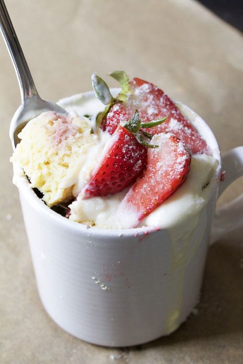 Strawberry Shortcake Mug Cake, Mug Dessert Recipes, Cake Microwave, Microwave Mug Recipes, Easy Microwave Recipes, Dessert In A Mug, Mug Cake Microwave, Keto Mug Cake, Dessert For Two