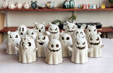 Ceramic Halloween House, Clay Halloween Decorations, Clay Ideas Halloween, Clay Ghost Diy, Halloween Pottery Ideas, Halloween Ceramics Ideas, Halloween Clay Crafts, Halloween Clay Ideas, Ceramic Ghosts