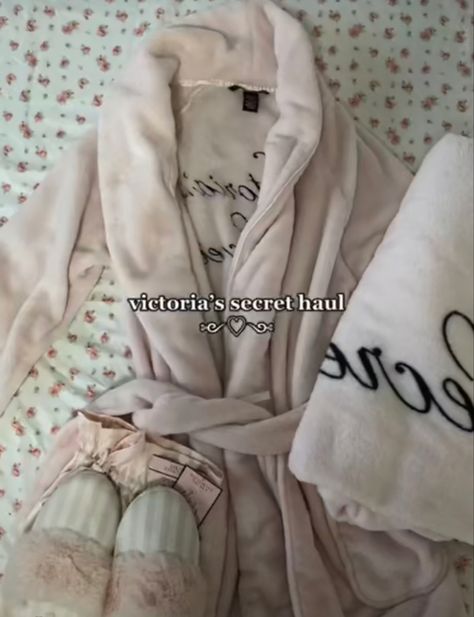 Victoria Secret Room Ideas, Bedroom Feminine, Victoria's Secret Aesthetic, Pink Clothes, Victoria Secret Outfits, Victoria Secret Pajamas, Pink Girly Things, Everything Pink, Winter Aesthetic