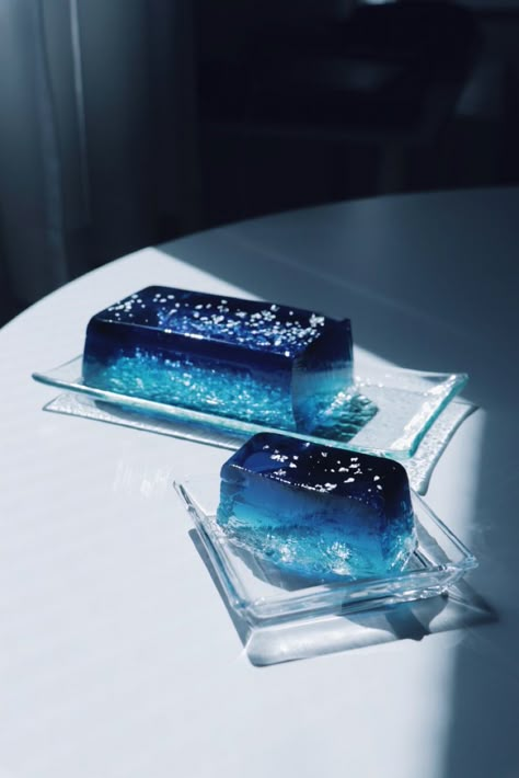 Ice Blue Cake, Galaxy Pancakes, Futuristic Food Ideas, Jello Cocktails, Ocean Desserts, Blue Jello, Food Art Painting, Space Food, Blue Desserts