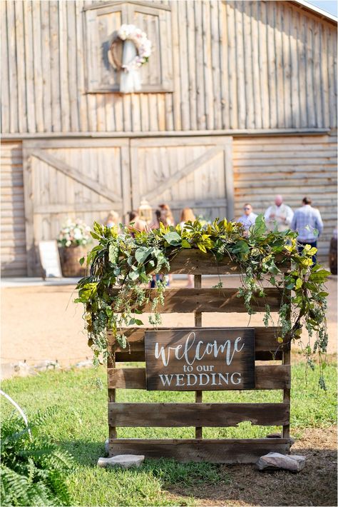 Outdoor Wedding Rustic Decor, Pallet Decor For Wedding, Cheap Rustic Wedding Decor, Rustic Wedding Decor Pallets, Diy Wedding Decorations Pallets, Pallet Decorations Wedding, Pallet Decoration Ideas For Wedding, Pallets Wedding Decor, Welcome To Our Wedding Pallet Sign