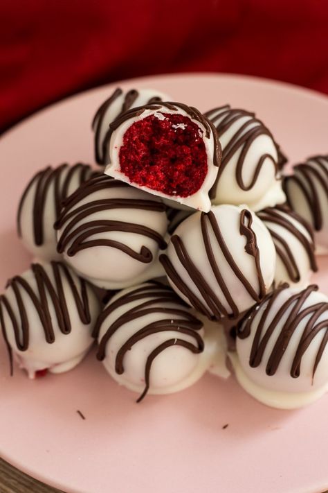 Red Velvet Cake Balls made with cream cheese frosting, either homemade or from a can, You choose. They are dipped in white chocolate and make a pretty truffle for Valentine's Day or Christmas #redvelvet #truffles #cakeballs Red Velvet Cake Balls With Cream Cheese, Chocolates Homemade, Valentines Chocolates, Red Velvet Cake Balls, Heart Sisters, Cake Pop Boxes, Red Velvet Cake Pops, Valentine Sweets, Cake Ball Recipes