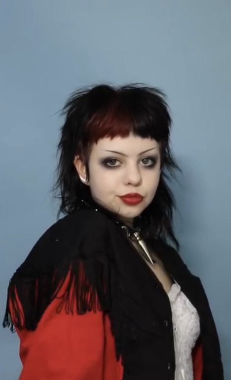 mel mercer<3333 goth mullet alt alternative Black Mullet Hairstyle Women, Alt Haircuts Straight Hair, Goth Shag Hair, Gothic Mullet, Short Gothic Hair, Curly Goth Hair, Shaved Mullet, Gothic Haircuts, Goth Short Hair