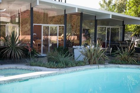 Modern home with swimming pool Modern House Plans With Pool, Mid Century Backyard, House Plans With Pool, Mid Century Pool, 20th Century Architecture, Backyard With Pool, Joseph Eichler, Mid Century Modern House Plans, Mid Century Modern Bathroom