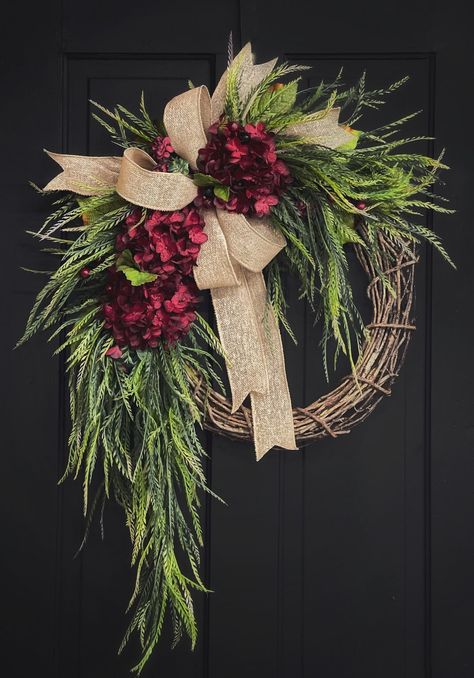 Wreath Hydrangea, Front Door Wreaths, Door Wreaths Diy, Hydrangea Wreath, Xmas Wreaths, Wreath Front Door, Christmas Wreaths Diy, Winter Wreath, Christmas Door