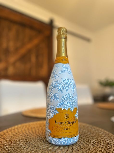 Custom Painted Bottle - Etsy Painted Prosecco Bottle, Painted Champagne Bottle Wedding, Champagne Bottle Painting, Biznis Ideje, Painted Champagne Bottle, Custom Champagne Bottle, Birthday Bottle, Custom Wine Bottles, Hamper Ideas