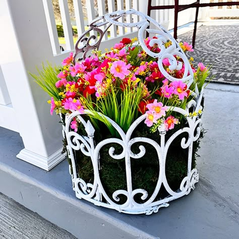 Diy Plant Basket Planters, Diy Planter Boxes Dollar Tree, Cottage Garden Decor Diy Ideas, Easter Container Ideas, Dollar Tree Fence Ideas, Spring Dollar Tree Crafts, Decorate For Spring, Dollar Tree Flowers, Easter Porch Decor