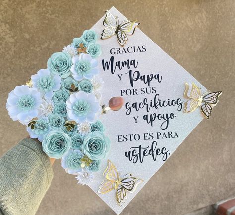 Cute Graduation Cap Designs High School, Graduation Cap Designs In Spanish, Spanish Graduation Cap Ideas, Graduation Hat Toppers, Quotes For Graduation Caps, Handmade Graduation Gifts, Graduation Topper, Creative Graduation Caps, Nurse Graduation Cap