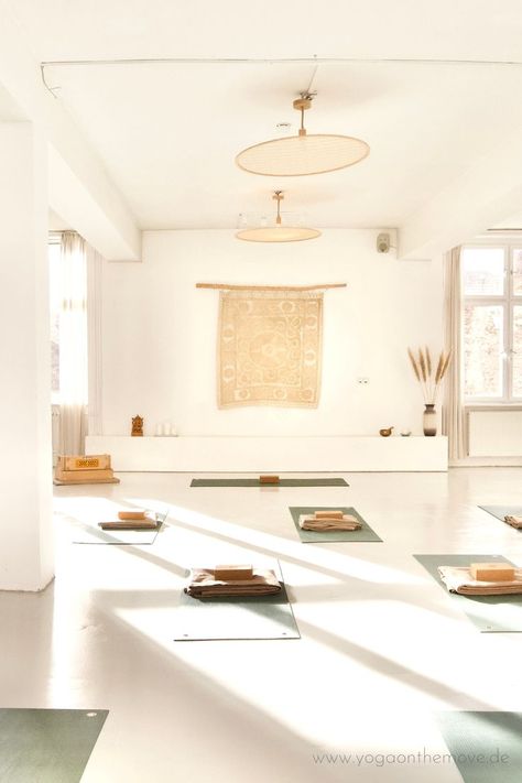 Zen Yoga Studio, Pilates Yoga Studio, Yoga Studio Interior, Home Pilates Studio, Yoga Room Design, Home Yoga Room, Studio Mini, Meditation Studio, Yoga Studio Design