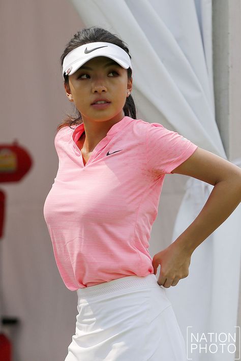 Muni-He Muni He, Girl Golf Outfit, Golf Attire Women, Girls Golf, Womens Golf Fashion, Golf Attire, Women Golfers, Golf Outfits Women, Golf Fashion