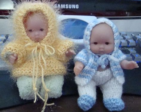 Ladyfingers - 5-inch Itty Bitty doll patterns - Part 2 Itty Bitty Baby Clothes, Diy Knitting Projects, Wardrobe Pattern, Bitty Baby Clothes, Doll Amigurumi Free Pattern, Barbie Knitting Patterns, Miniature Knitting, Baby Doll Clothes Patterns, Itty Bitty Baby