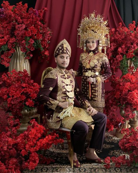 Baju pernikahan Adat sumatra selatan, komering. Indonesia traditional costume. pic from instagram : djoemakeup_lampung #attire #tradisional #sumsel #lampung #songket Adat Palembang Wedding, Palembang Wedding, Adat Padang, Adat Palembang, Prewedding Adat, Adat Minang, Foto Prewed, Wedding Dress Hijab, Pose Pengantin