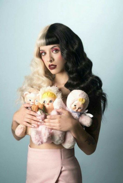 melanie martinez rare pics Melanie Martinez Christmas, Woman Sitting, Pink Christmas Tree, Melanie Martinez, Pink Christmas, Her Style, Love Her, Christmas, Hair