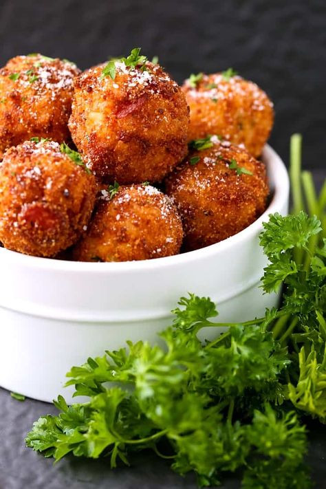 Fried Rice Balls, Corn Nuggets, Pepperoni Recipes, Veggie Nuggets, Arancini Recipe, Light Meals, Meat Appetizers, Appetizer Bites, Risotto Recipes