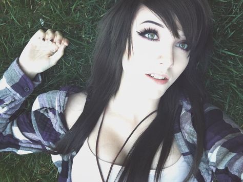 [ open rp. ] :: alex :: i lay in the grass outside as the wind softly blows. they finally let me outside. of course i was being watched but i got fresh air... i sigh and close my eyes. you come up to me and say... Fun Good Morning, 2010 Emo, Emo Scene Girls, Alex Dorame, Angel Demon, Emo Scene Hair, Scene Girls, Cute Emo, Emo Hair