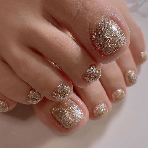 Discover vibrant summer nail designs! Click the link above for endless inspiration and make your nails shine this season! #SummerNails #NailArt 🚧 Gold Toe Nails, French Toe Nails, Champagne Nails, Press On Toenails, Fake Toenails, Foot Nail, Acrylic Toes, Summer Toe Nails, Nails Tips