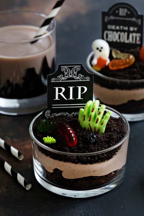 Brownie Dirt Pudding cups are a fun and delicious treat for Halloween. Easy and totally delicious. Dirt Cake Ideas, Gummy Worms Recipe, Dirt Pudding Recipe, Dirt Cake Cups, Dessert Dress, Dirt Pudding Recipes, Flan Pudding, Graveyard Decorations, Dirt Pudding Cups