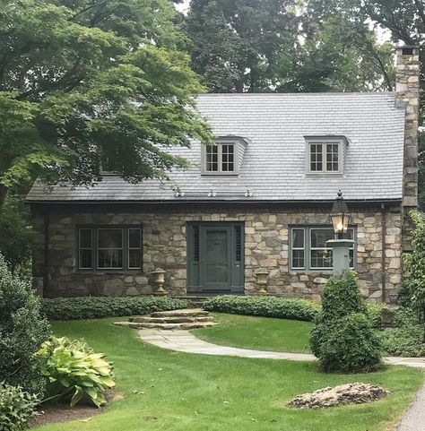 🔲 House Tours 🔲 on Instagram: “I’m in love with this charming fieldstone home !🌿💚🌿 #chestnuthill #chestnuthillma #bostonsuburbs #newenglandhome #bostonmagazine #fieldstone” Fieldstone House, England Homes, Chestnut Hill, New England Homes, Stone House, House Tours, New England, Beautiful Homes, Google Images