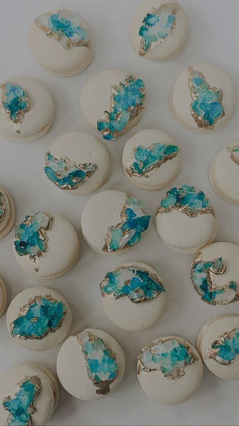 Crystal Cookies, Macarons Unique, Glitter Macarons, Geode Cupcakes, Geode Cookies, Geode Cake Pops, Geode Macarons, Sea Macarons, Crystal Geode Cake