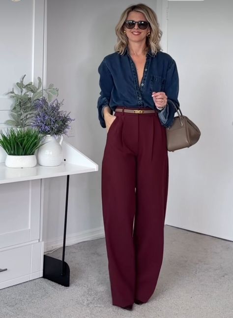 Maroon Trousers Outfit, Outfits With Burgundy Shoes, Outfit With Burgundy Pants, Burgundy Pants Outfit Women, Burgundy And Blue Outfit, What To Wear With Burgundy Pants, Burgundy Outfits For Women, Outfit Pantalon Vino, Burgundy Pants Outfit