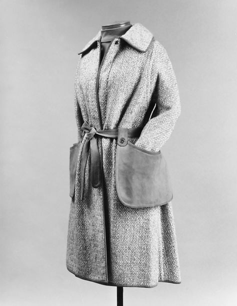 Ensemble by Bonnie Cashin, spring/summer 1973.  Wool tweed coat with leather binding and trim for Sills. This photo shows the functional use of the detachable side pockets. Bonnie Cashin, American Fashion Designers, Tweed Coat, Clothing Details, Outfit Look, Moda Vintage, Mode Vintage, Mode Inspiration, Coat Fashion