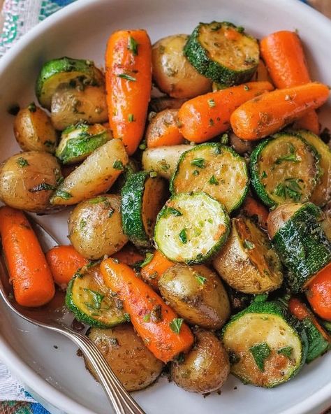 Herb Roasted Vegetables, Garlic Herb Roasted Potatoes, Roasted Potatoes Carrots, Carrots And Zucchini, Roasted Vegetable Medley, Broccoli Pasta Recipe, Roasted Potatoes And Carrots, Easy Vegetable Side Dishes, Herb Roasted Potatoes