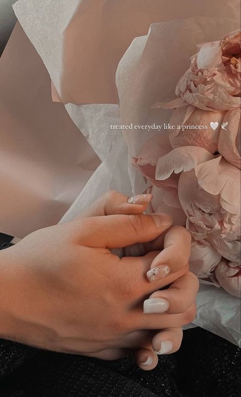 Engagement Party Photo Ideas, Boyfriend Instagram, Flower Lady, Luxury Flower Bouquets, Instagram Couples, Love Quotes For Wedding, Couple Engagement Pictures, Cute Instagram Captions, Cute Romance