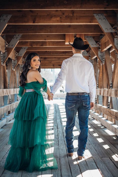 western couple photoshoot 
western fashion Couple Western Photoshoot Ideas, Mexican Engagement Photos, Water Engagement Photos, Photoshoot Western, Western Photoshoot Ideas, Western Couple Photoshoot, Mexican Couple, Western Couple, Quinceanera Photoshoot