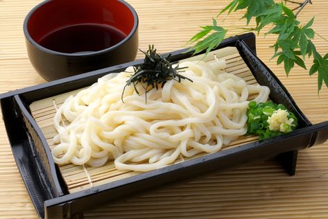 Zaru Soba and Zaru Udon: A Refreshing Summertime Dish – Asahi Imports Zaru Soba, Japanese Udon, Japanese Sauce, Cold Noodles, Japan Life, Gluten Free Noodles, Curry Rice, Japanese Noodles, Iron Chef