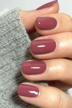 Auf dem Social Media Portal wurde ein beeriges Mauve über 400.000 Mal gepinnt. Der Name des Nagellacks: „Angora Cardi“ von Essie. 15 Nails, Manicure Steps, خواتم خطوبة, 2019 Nails, Mauve Nails, Nagellack Trends, Makijaż Smokey Eye, Nails Fall, Nagel Inspo