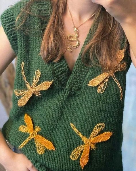 Maglia Fair Isle, Handmade Vest, Golden Embroidery, Clothes Embroidery Diy, Handmade Knitwear, Wool Embroidery, Wool Pullover, Basic Sweaters, Embroidery On Clothes