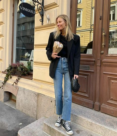 Lunch Outfit Ideas Winter Casual, Outfit Avec Jean Bleu, March Outfits Casual, Converse Work Outfit, Converse Winter Outfit, Work Outfit Sneakers, Black Converse Aesthetic, Converse High Tops Outfit, Black Converse Outfit