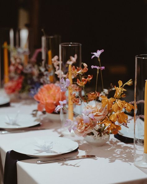 Kumiko & Tausif’s Ikebana-style flower arrangements created by Britlyn Simone Floral still have us swooning! The Japanese floral designs, chosen to represent the bride’s Japanese background, also included hand-folded origami paper cranes. The groom’s Bagladeshi background was reflected in the color palette of pinks and oranges to represent décor often worn by Bengladeshi brides. The couple also paid homage to their current home in Hawaii with Hawaiian florals on their cake topper and Hawai... Ikebana Table Setting, Tennis Floral Arrangement, Japanese Table Decorations, Japandi Wedding Style, Japanese Wedding Aesthetic, Ikebana Flower Arrangement Wedding, Japanese Wedding Table, Ikebana Wedding Centerpieces, Japanese Mood Board